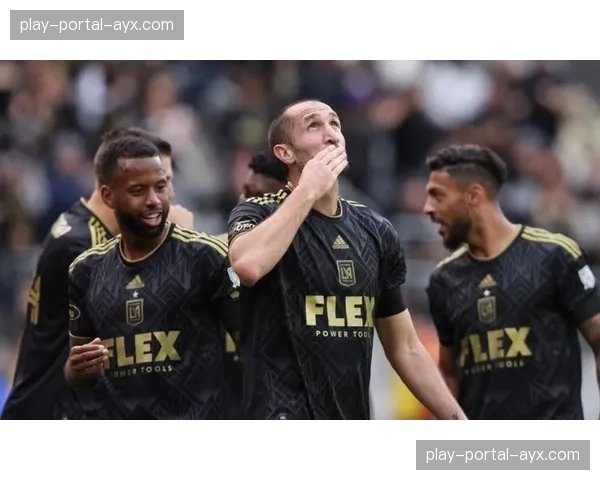 特写:39岁基耶利尼现身尤文训练基地,指导年轻后卫防守选位 特写:39岁基耶利尼现身尤文训练基地,指导年轻后卫防守选位