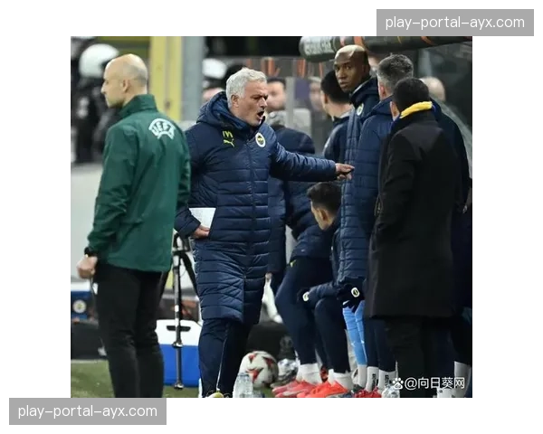 场边风云:穆里尼奥现身罗马奥林匹克球场观看老东家比赛